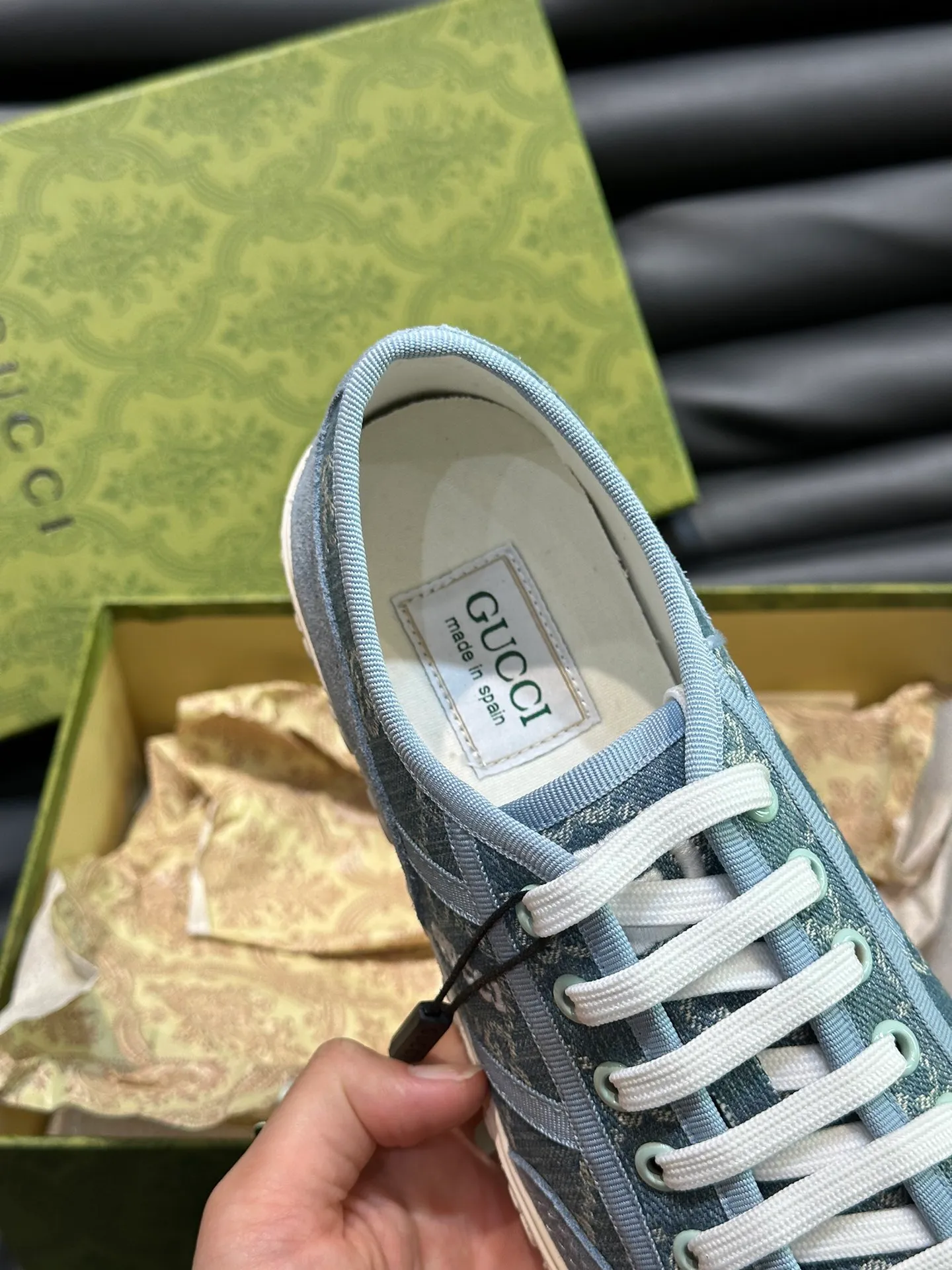 Men's shoes 💰p380 "GUCC*" Couple style 👫 lace-up canvas sneakers, crafted from light blue GG denim fabric, showing uniqueness. Classic details such as the GG printed embossed outsole, interlocking G and "Gucci" embroidery add to the glamorous style. Privately-made T men's shoes 💰pU original outsole, with exquisite details, impeccable fit, and a flat toe that has a retro feel! Customized canvas, classic double G logo, and the spring and summer color combinations are also very interesting! Size: Female 35-39. Male 38-44